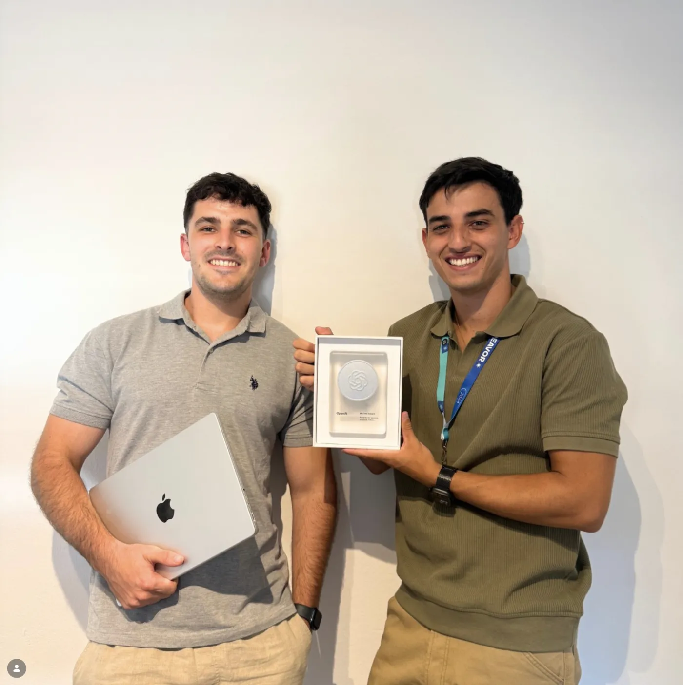 Placa de reconocimiento de OpenAI a los socios de Chatsell